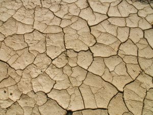 couche d'argile. Une couche d'argile, c'est peut être des argiles gonflantes donc de nature à faire bouger la maison lors des épisodes de sècheresse où l'argile se rétracte fortement. Ceci est très courant.